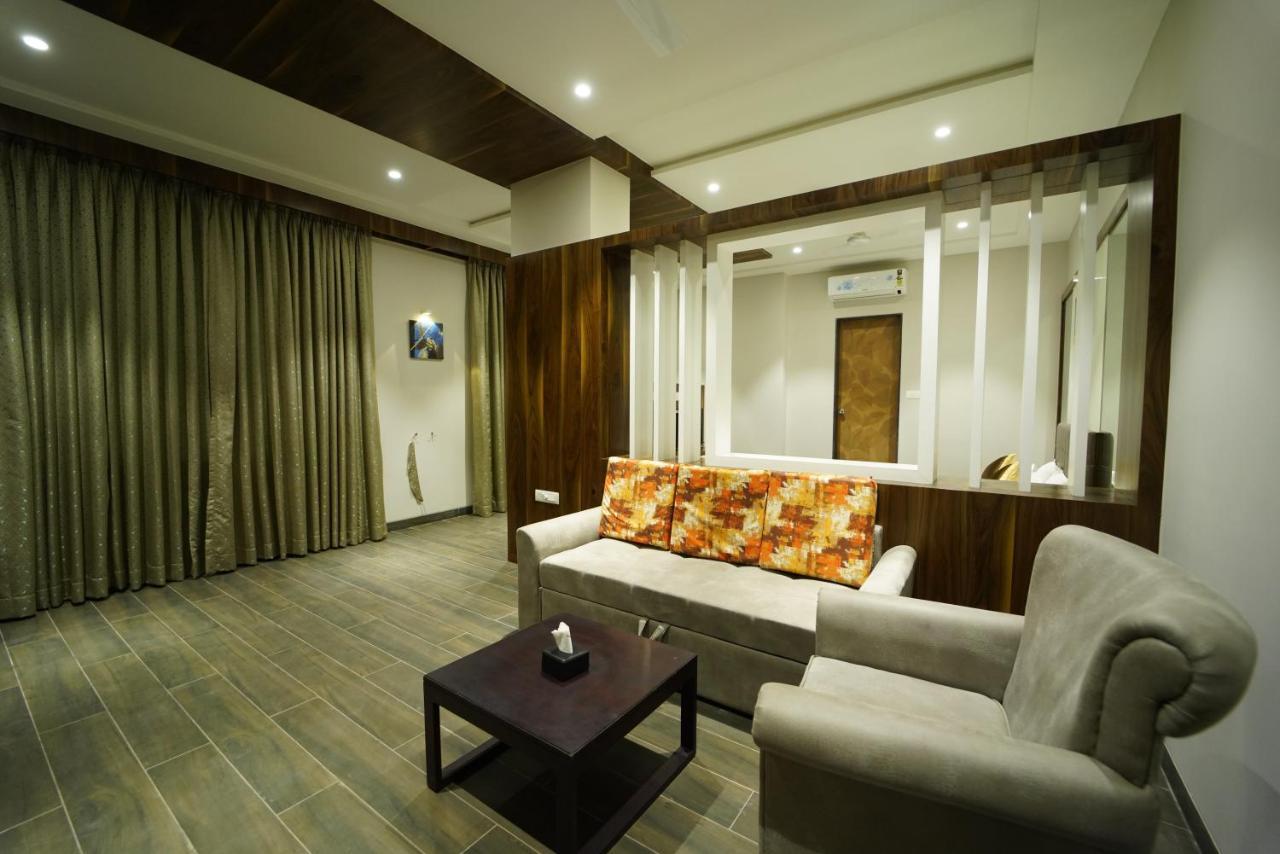 Hotel The Royal Inn Baramati Экстерьер фото